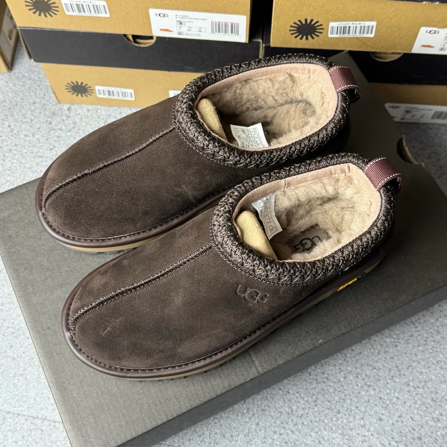 Pick up locally 💰520. The core recommendation is good price. The platform is exclusively for foreign trade. UGG Tasman GTX winter neutral snow shoes 1172790. Produced by ten-year-old brand shoemaking factory production line. Pay attention to every detail. Longfeng A-grade genuine sheep fur. Completely built in accordance with the ZP process. Size: 35 36 37 38 39 40 41 42 43 44 45
